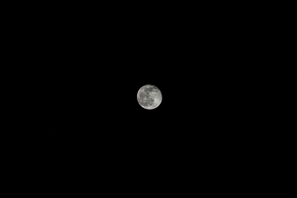 La Luna nel cielo scuro