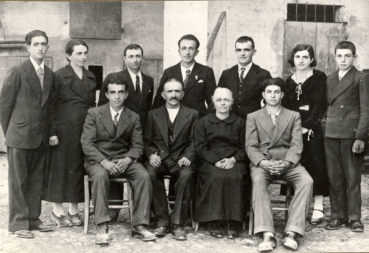 Una foto dei fratelli Cervi con la loro famiglia