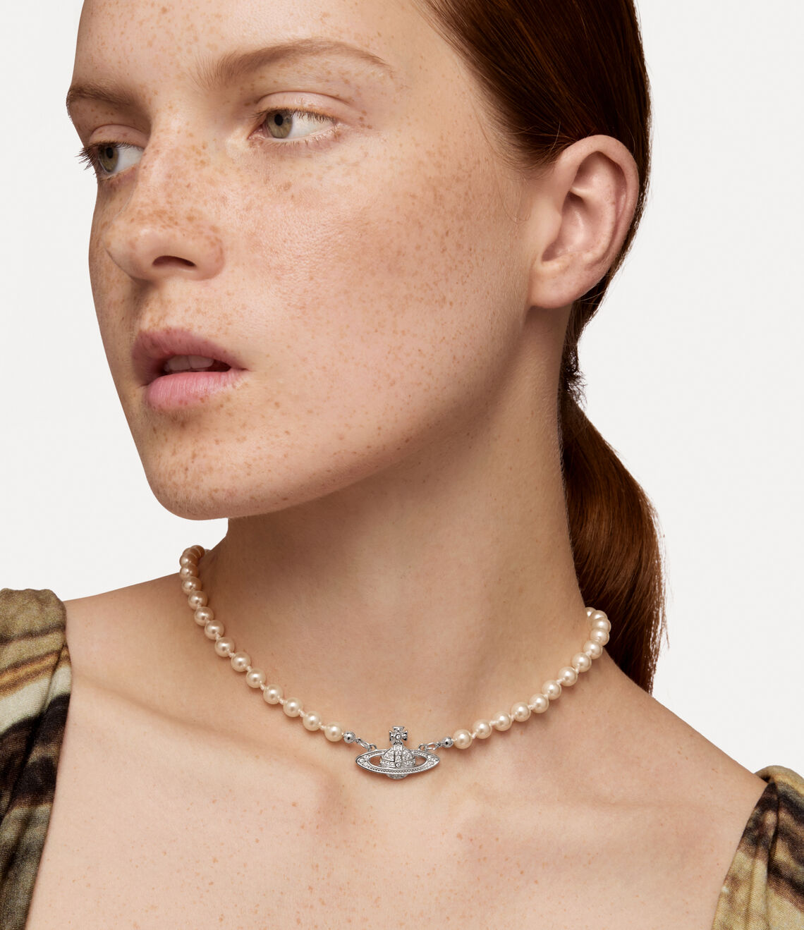 La mini Bas Relief Pearl Choker di Vivienne Westwood