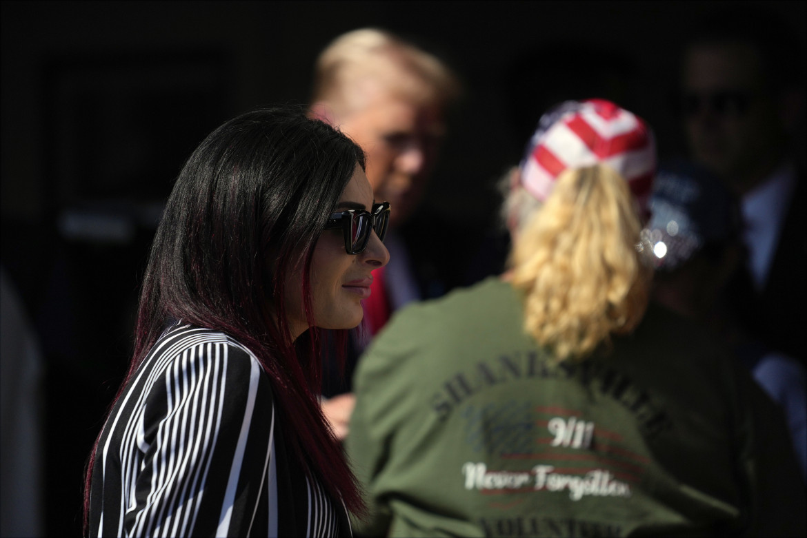 Laura Loomer vicino a Trump