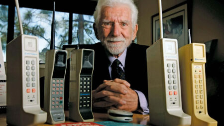 L'ingegnere Martin Cooper con il primo cellulare Motorola