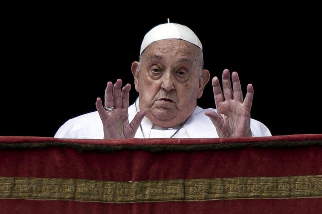 Papa Francesco affacciato alla finestra