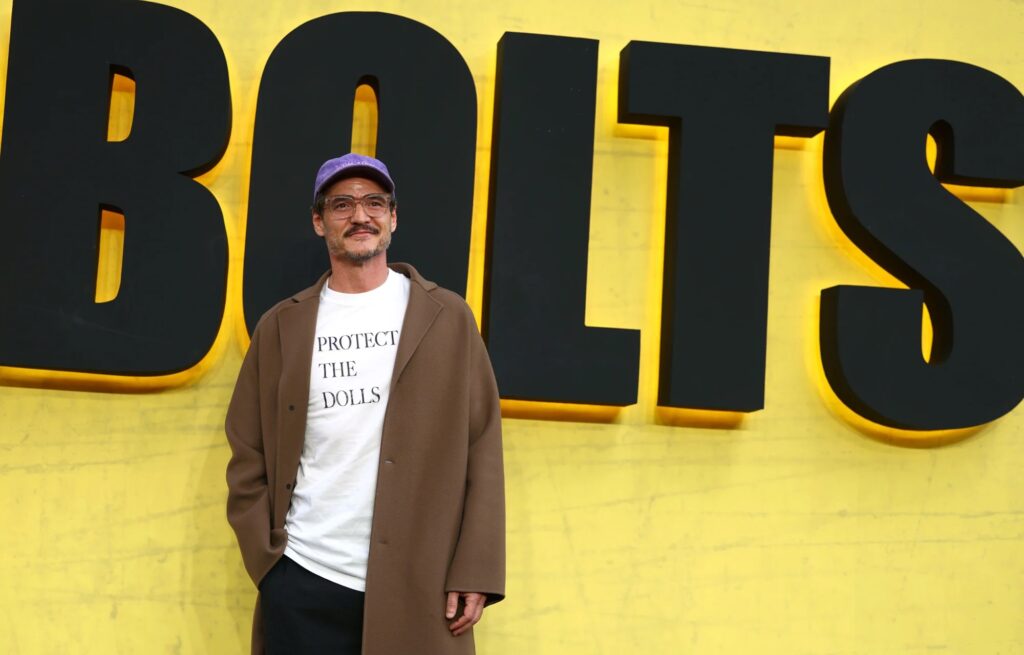 Cosa significa “Protect the dolls”, la scritta sulla T-shirt di Pedro Pascal (che potete acquistare per 80 euro) Pedro Pascal e la maglietta Protect the Dolls