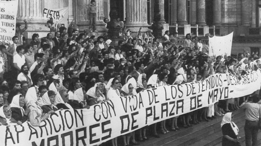 La prima marcia delle Madri di Plaza de Mayo, il 30 aprile 1977