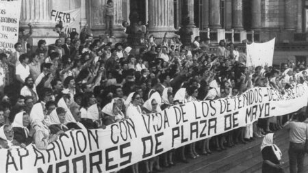 La prima marcia delle Madri di Plaza de Mayo, il 30 aprile 1977