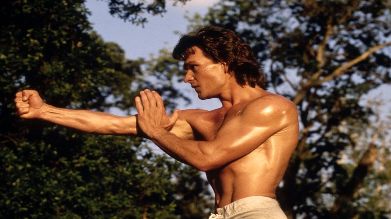 Patrick Swayze in una scena del film "Il duro del Road House" (1989) - fonte: Silver Pictures
