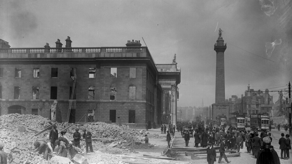 I resti del General Post Office di Dublino, in O'Connell Street, dopo la Rivolta di Pasqua