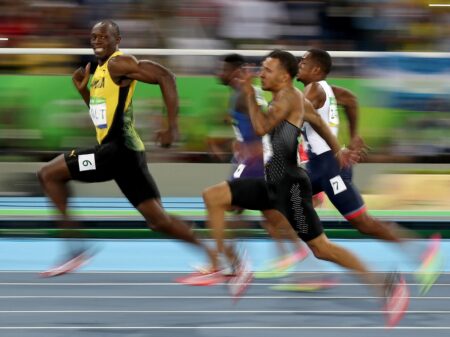 Usain Bolt che corre sorridendo