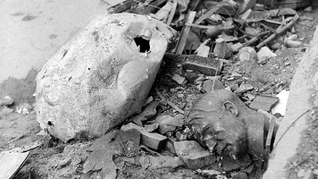 Berlino, 1945: un mappamondo e un busto di Hitler giacciono per terra tra le rovine della Cancelleria del Reich