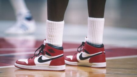 Michael Jordan indossa le sue Nike Air nel 1985