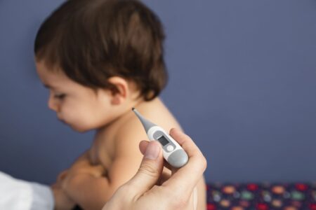 bambino a cui viene misurata la febbre