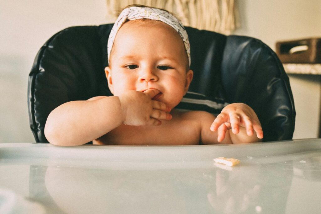 bimba che assaggia il suo ditino