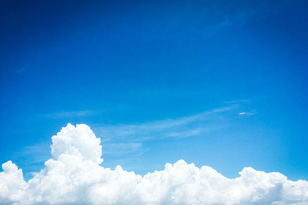 cielo blu con nuvole