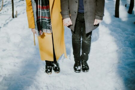 coppia mano nella mano nella neve