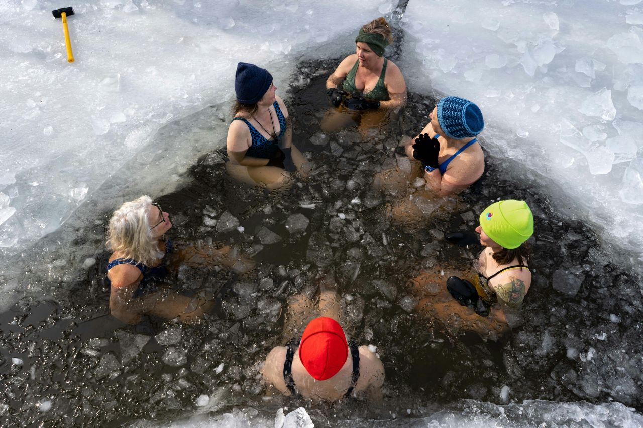 donne in acqua ghiacciata
