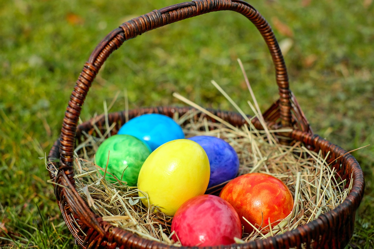 Un cestino con le tipiche uova colorate per il più sic di Pasquetta