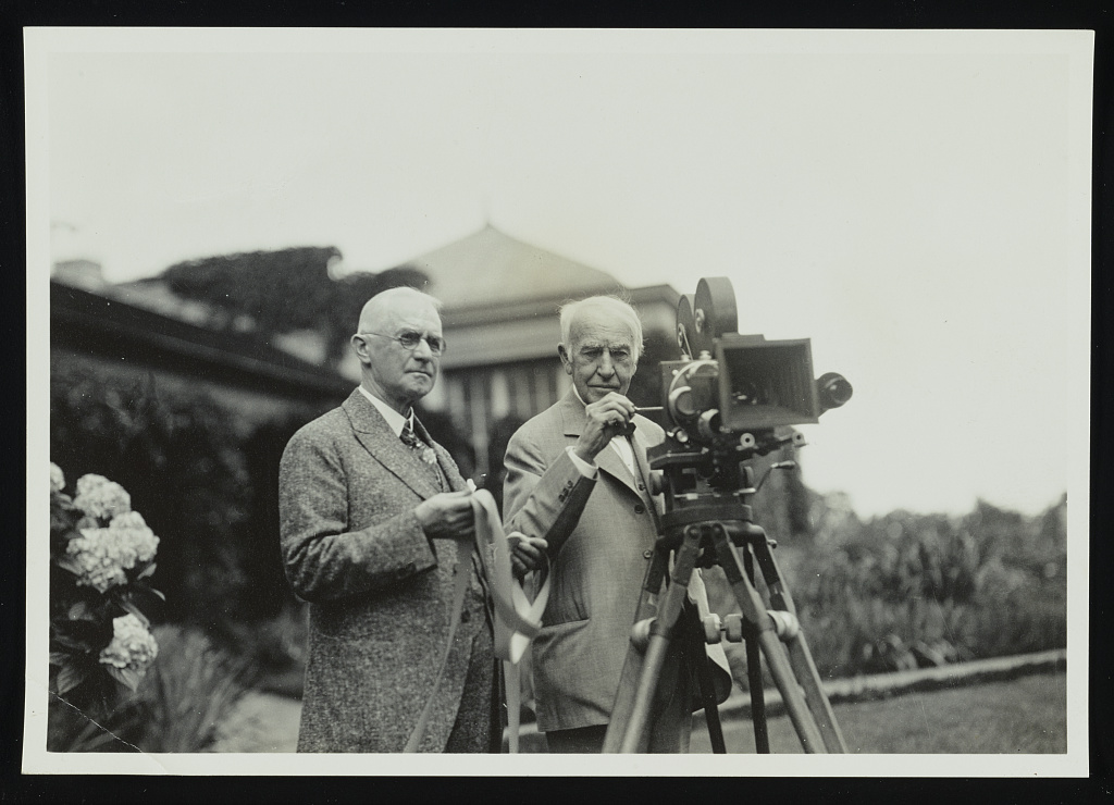 George Eastman con Thomas Edison lavorando sulla cinepresa (fonte Library of Congress)