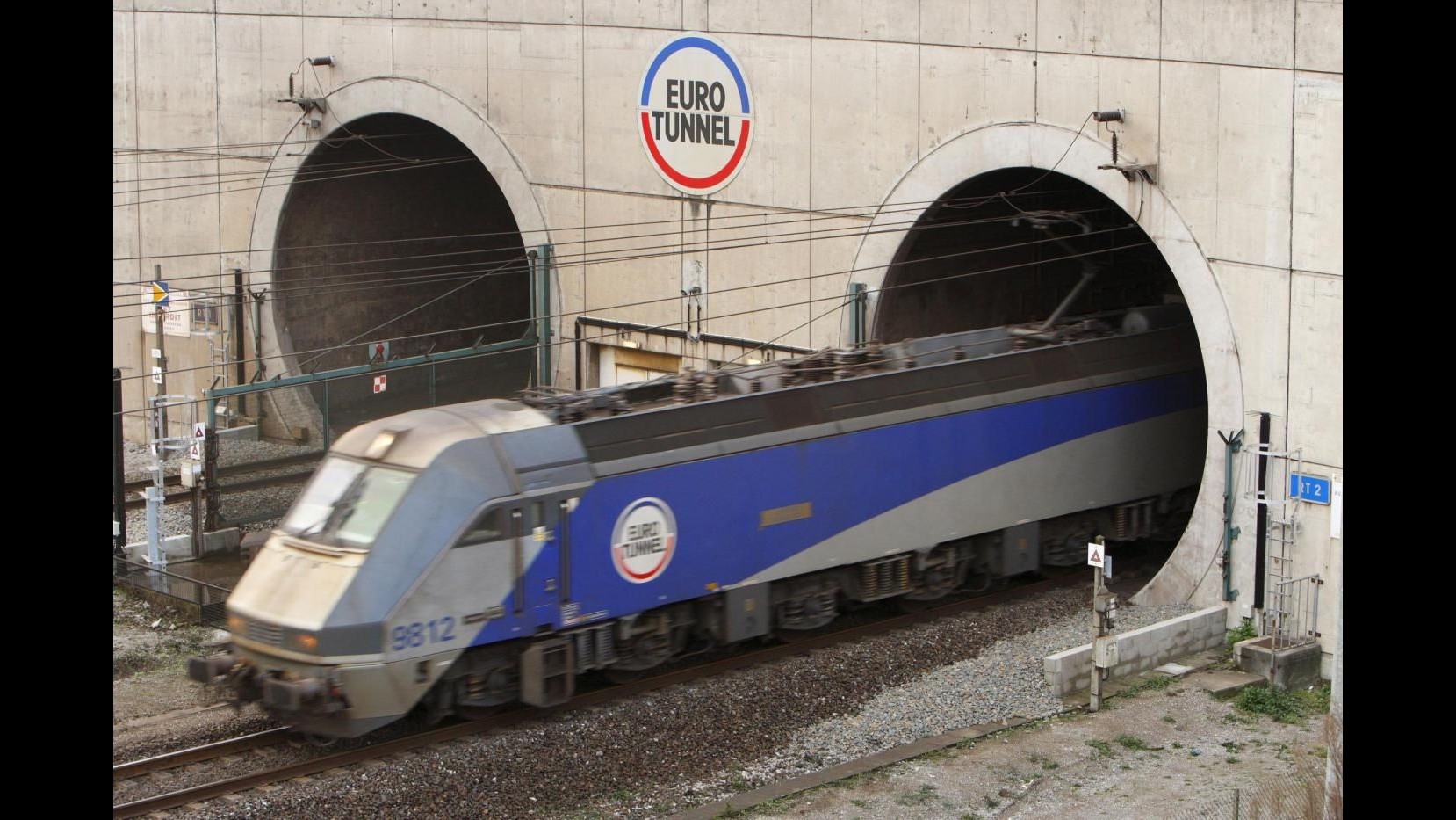 Un treno in uscita dall'Euro Tunnel