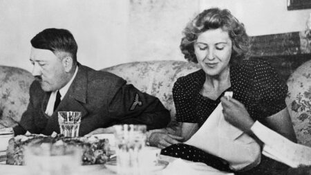 Eva Braun e Adolf Hitler a cena insieme a Berlino