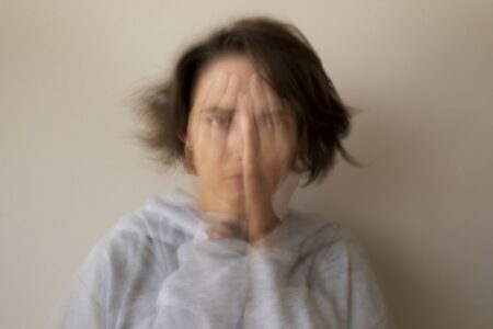 foto artistica di donna con mani sul volto