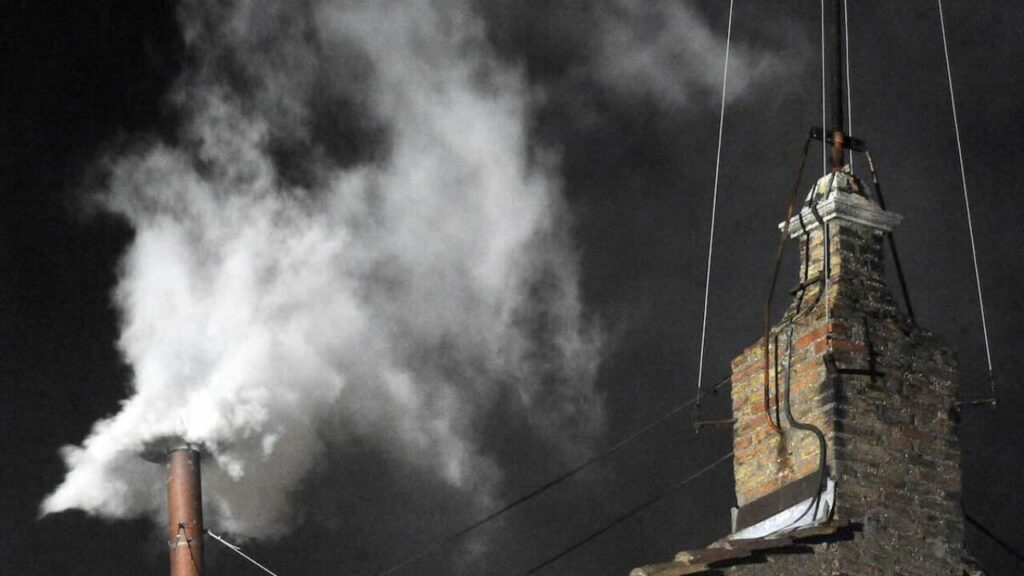 La fumata bianca che annunciò l'elezione del successore di Benedetto XVI, il 13 marzo 2013