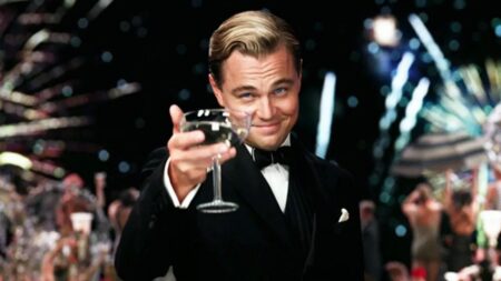 Leonardo Di Caprio interpreta Jay Gatsby ne "Il Grande Gatsby" di Baz Luhrmann, tratto dall'omonimo romanzo