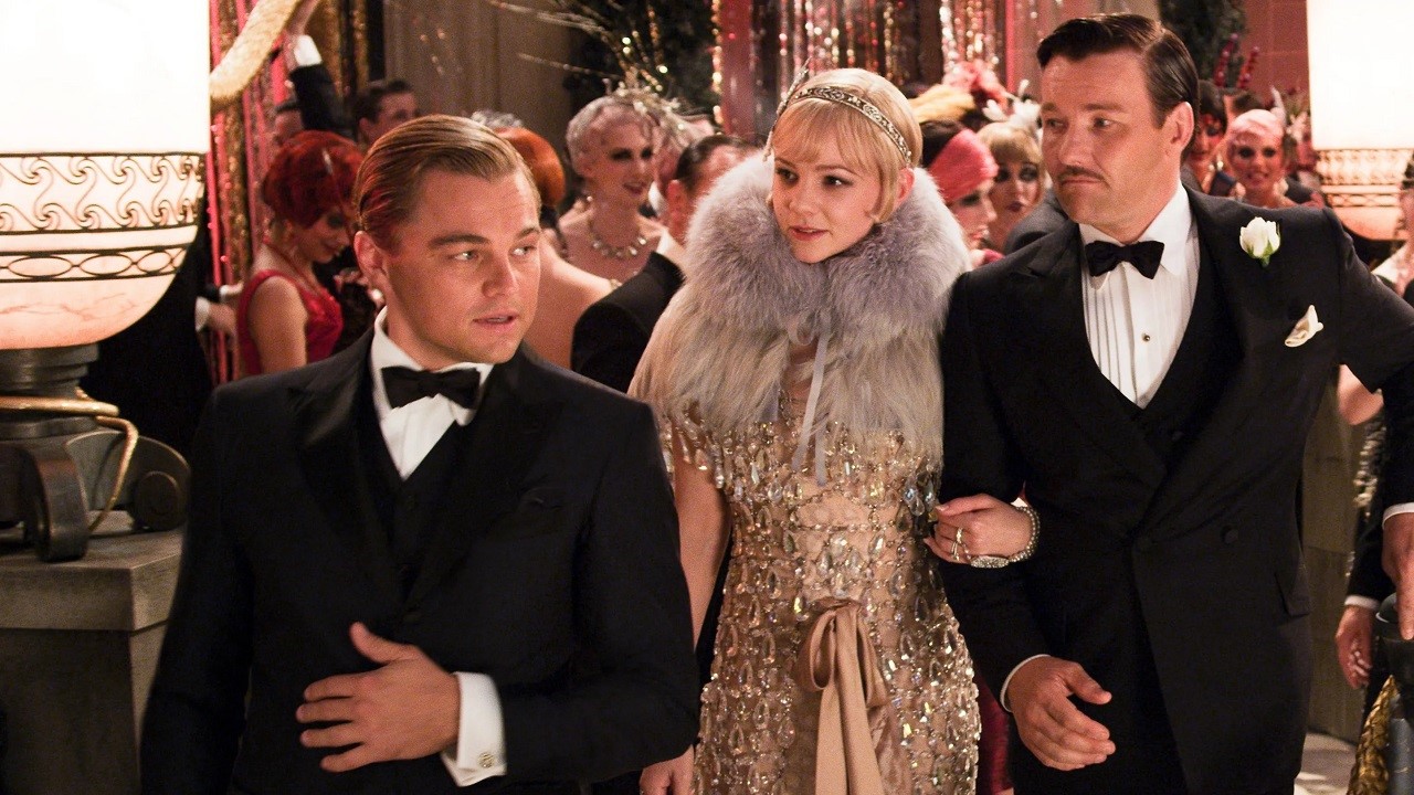 Leonardo Di Caprio (Jay Gatsby), Carey Mulligan (Daisy Buchanan) e Joel Edgerton (Tom Buchanan) nell'adattamento di Luhrmann del 2013