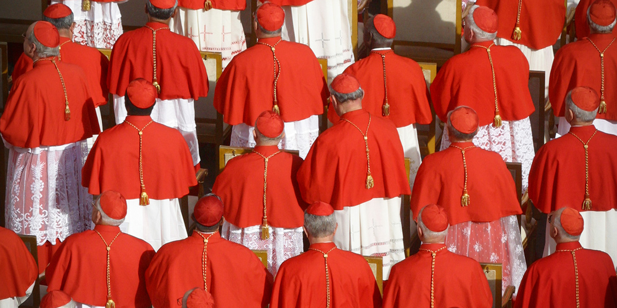 La veste rossa dei cardinali durante le celebrazioni ecclesiastiche
