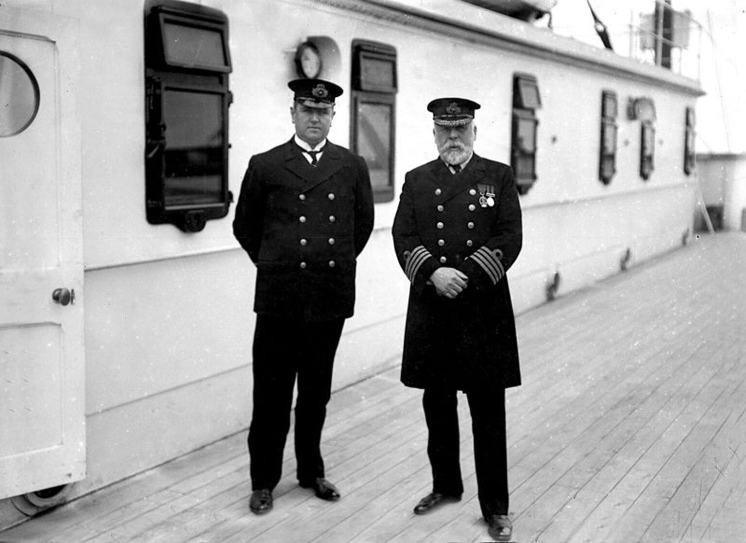 Il capitano John Smith con l'ufficiale McElroy sul ponte del Titanic (fonte Titanic Officers)