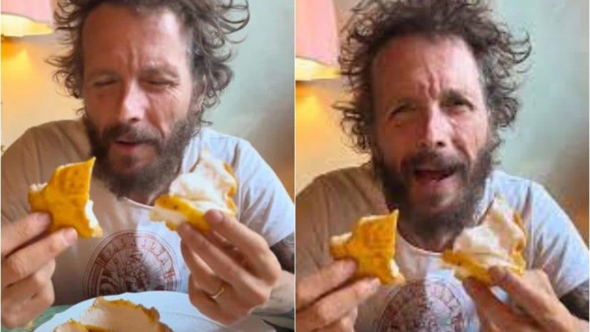 Jovanotti mentre mangia le sue uova alla Jova