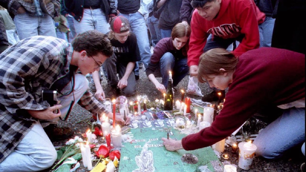 I fan rendono omaggio a Kurt Cobain durante la veglia pubblica in suo onore a Seattle il 10 aprile 1994