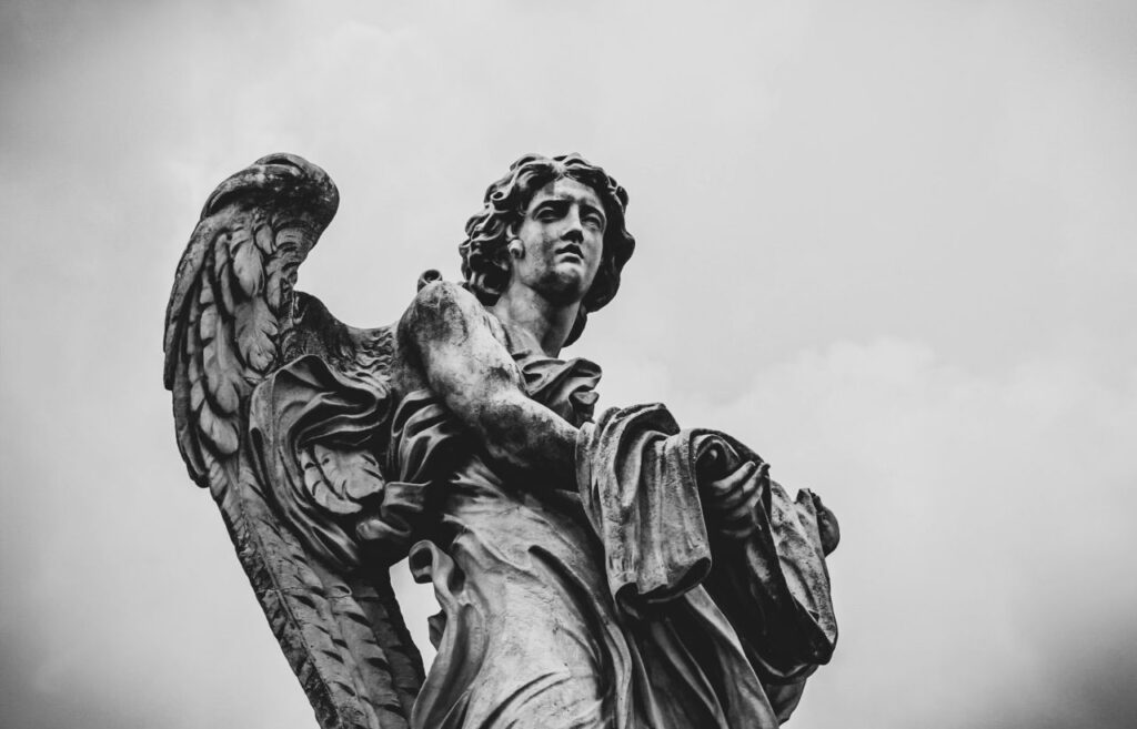 la statua di un angelo