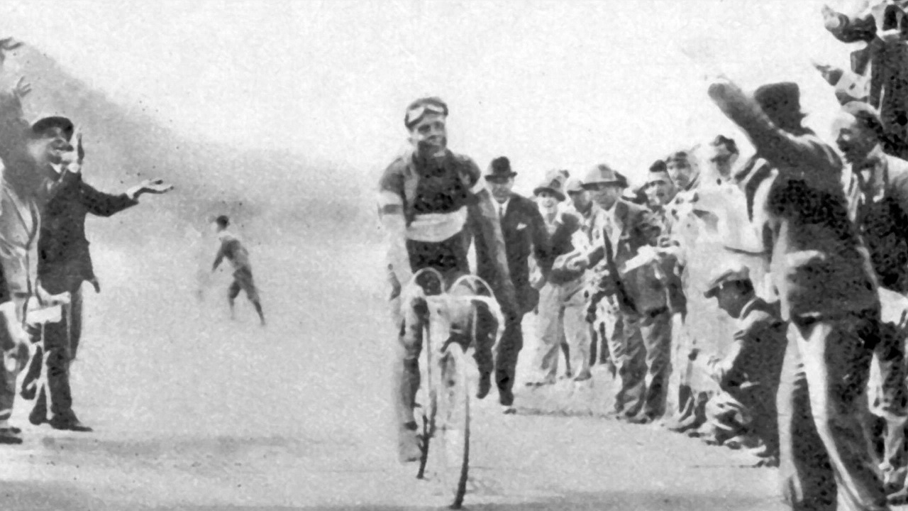 Il ciclista Learco Guerra, che il 10 maggio 1931, alla fine della tappa Milano-Mantova del Giro d'Italia, si aggiudicò la prima maglia rosa della storia