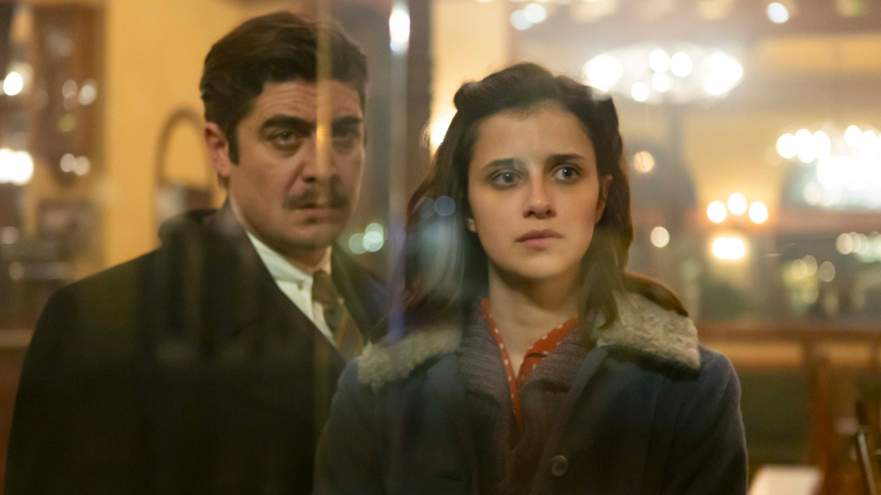 Riccardo Scamarcio e Benedetta Porcaroli in L'ombra del giorno