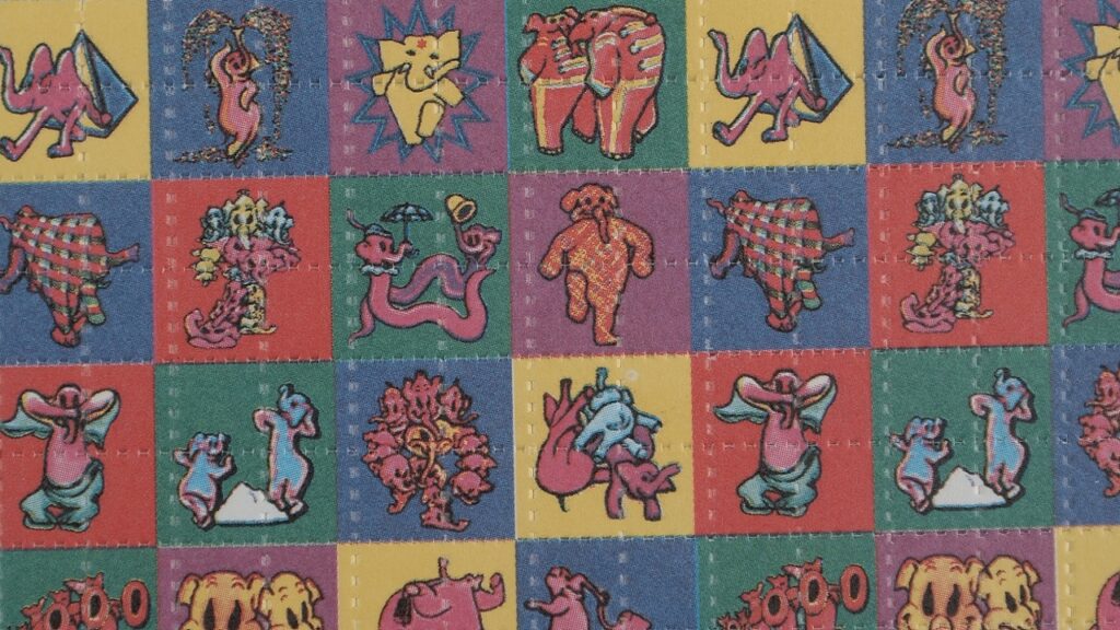 Un esempio di blotter, quadratini di carta assorbente usati per il consumo di LSD liquido
