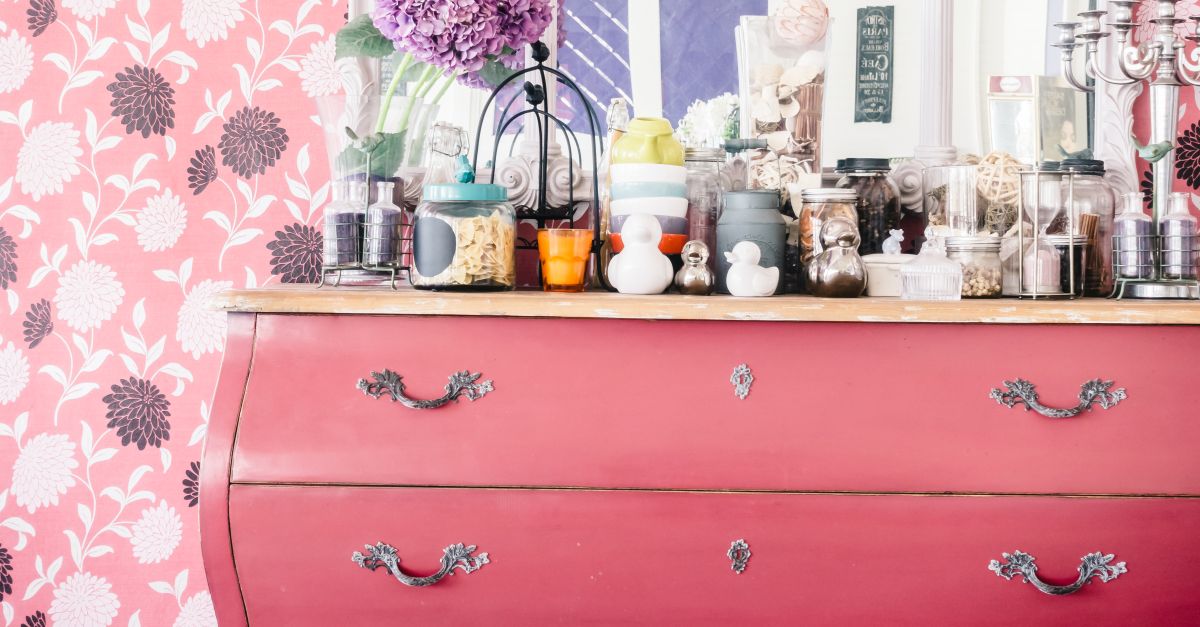 Mobile rosa con molti soprammobili