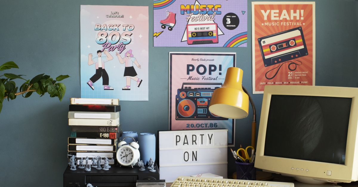 parete con vecchi poster