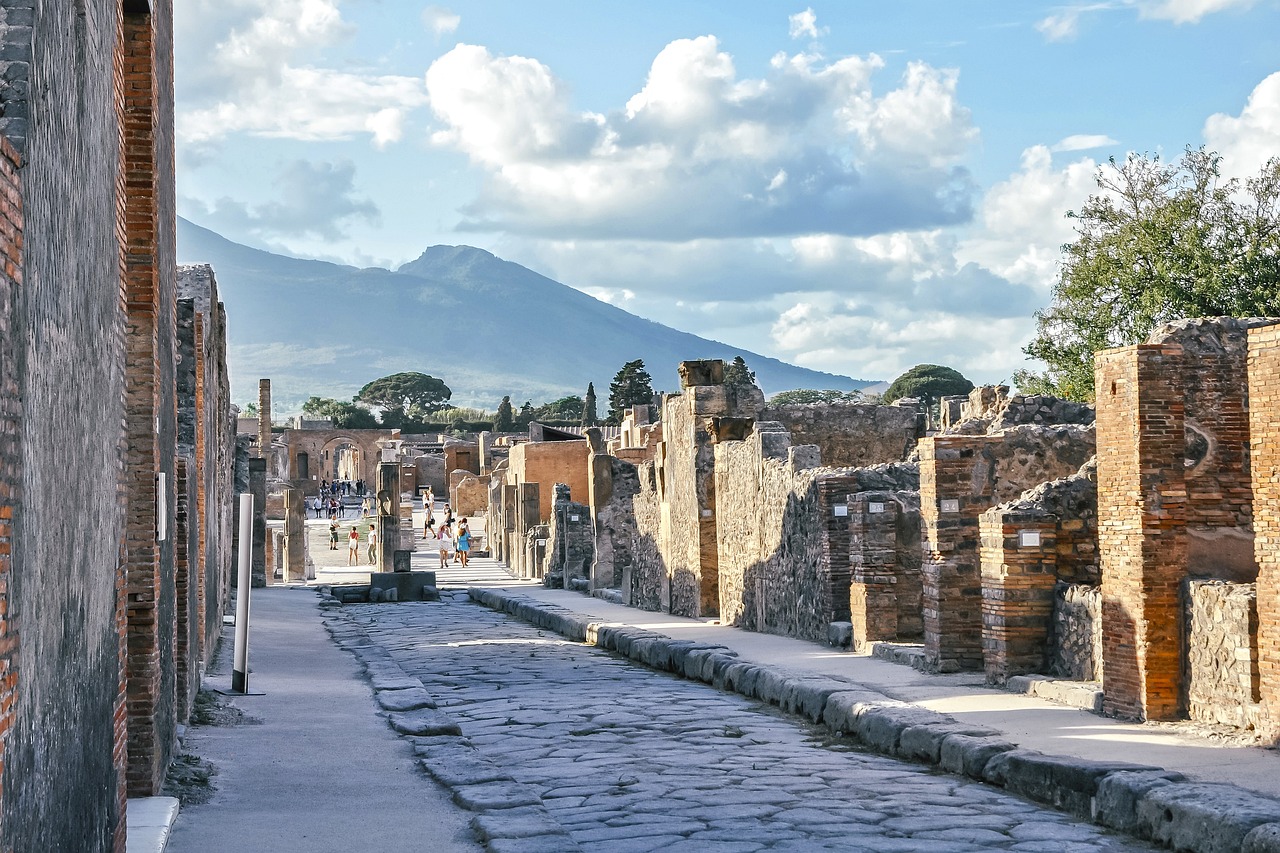 Una delle strade principali di Pompei con vista sul Vesuvio