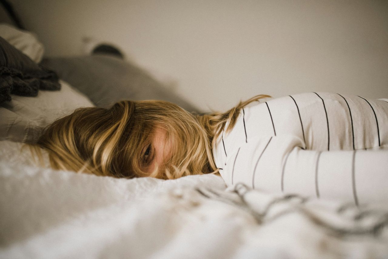 ragazza sul letto