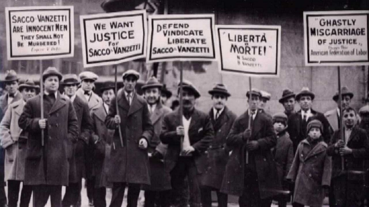 Alcuni sostenitori di Sacco e Vanzetti protestano fuori dal tribunale