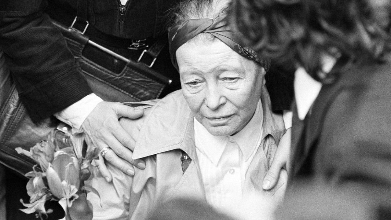Simone de Beauvoir depone una rosa sulla bara del compagno di una vita Jean-Paul Sartre