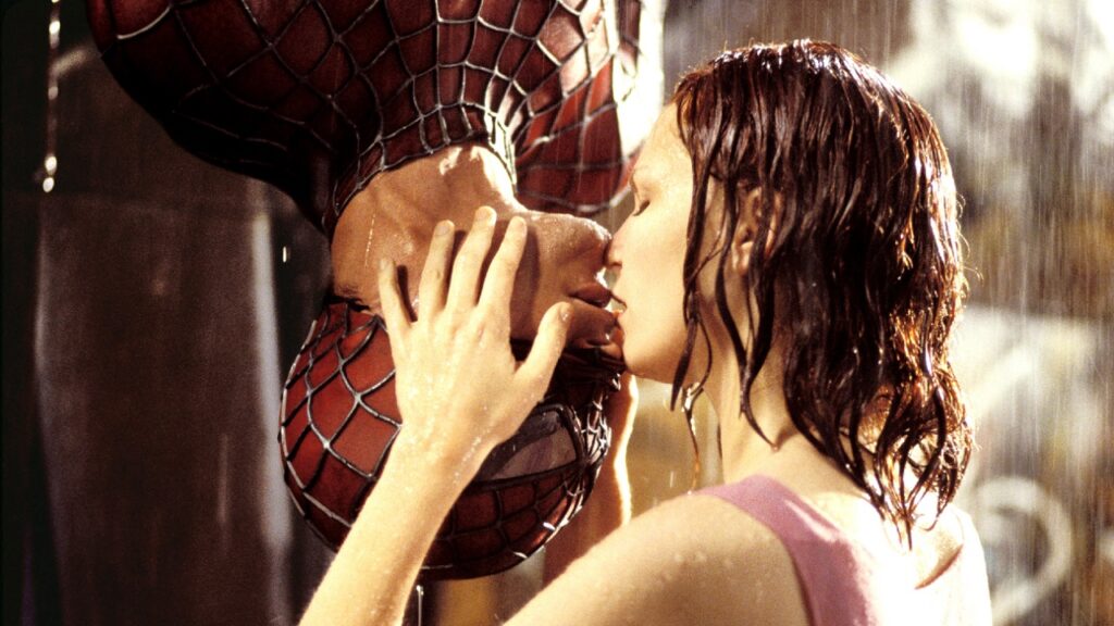L'iconica scena del bacio tra Peter Parker (Tobey McGuire) e Mary Jane Watson (Kirsten Dunst) nel film "Spider-Man" del 2002