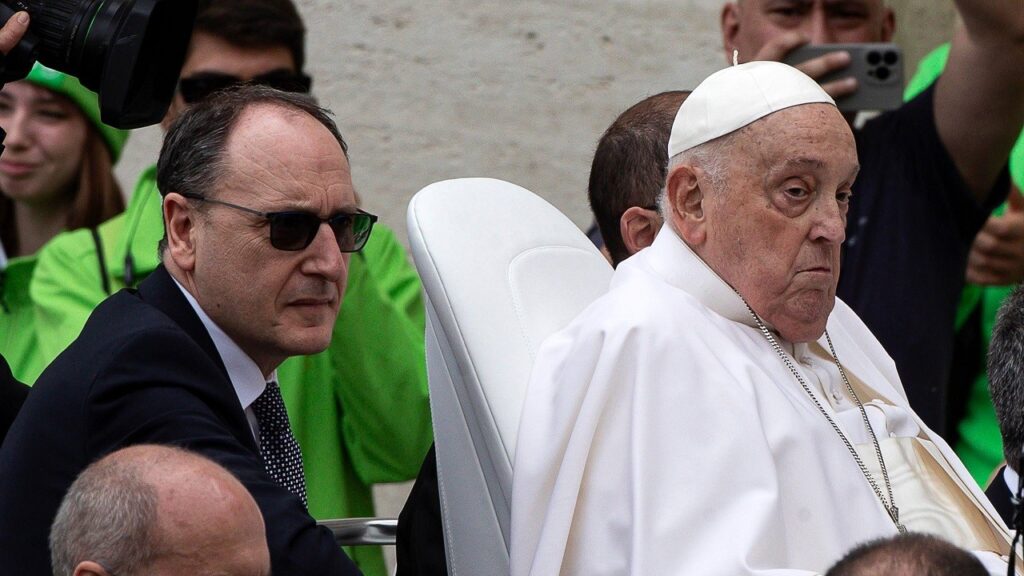 Papa Francesco insieme all'infermiere personale Massimiliano Strappetti
