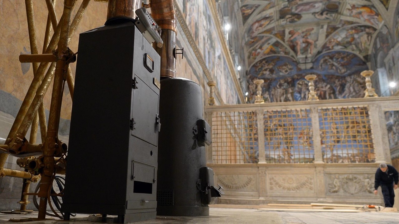 La stufa della Cappella Sistina da cui partono le fumate bianche o nere di ogni Conclave