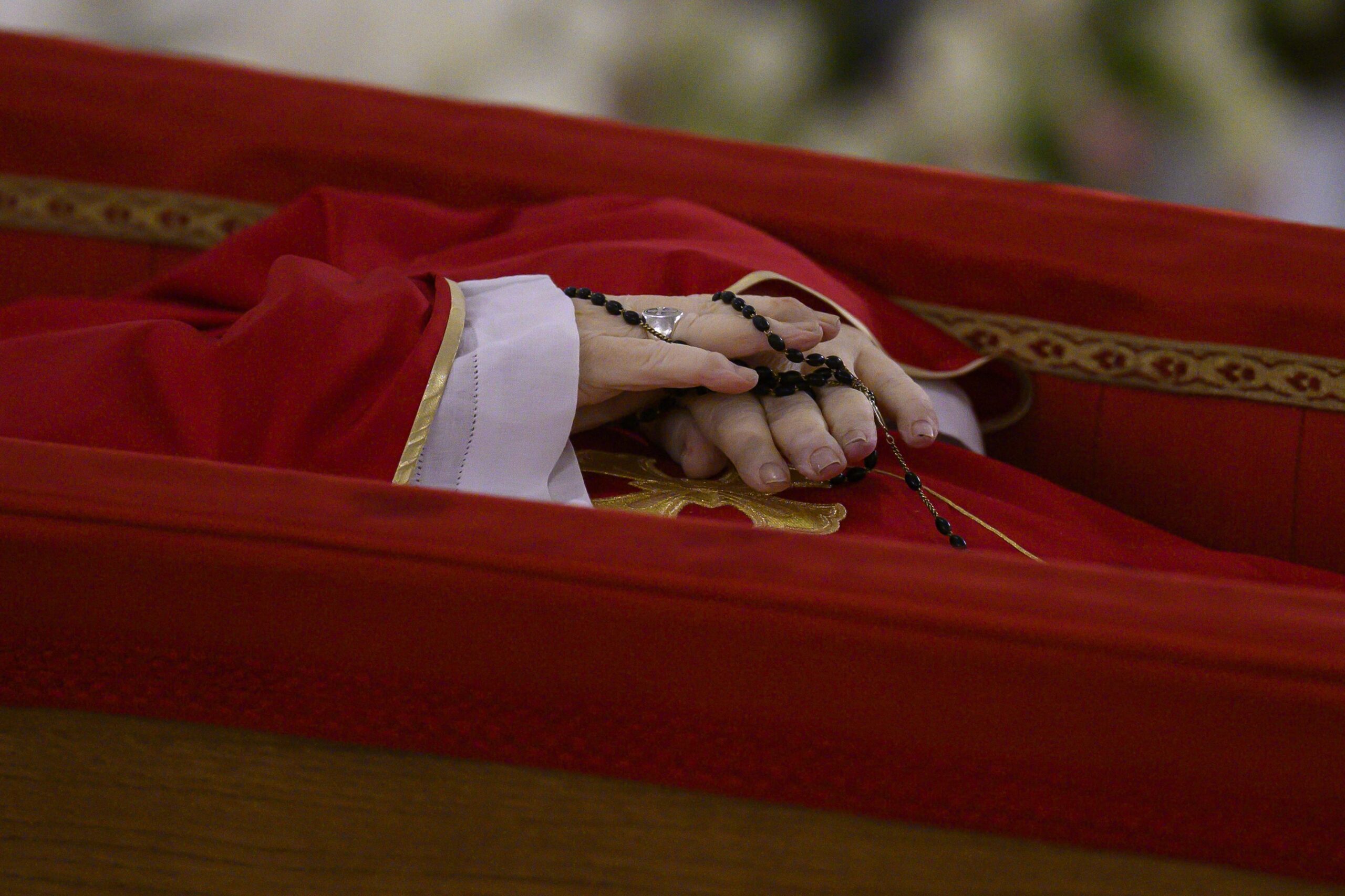 Un particolare delle mani di uno dei pontefici sottoposto alla tanatoprassi.