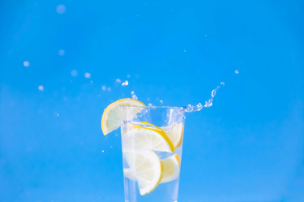 un bicchiere di acqua con limone