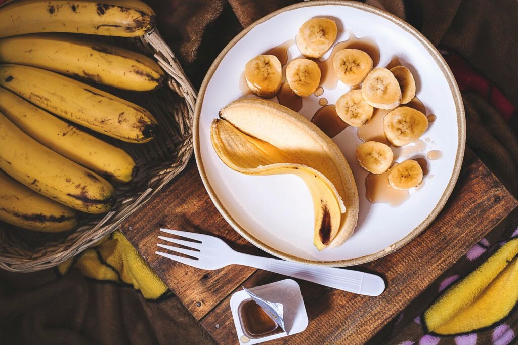 un piatto con delle banane