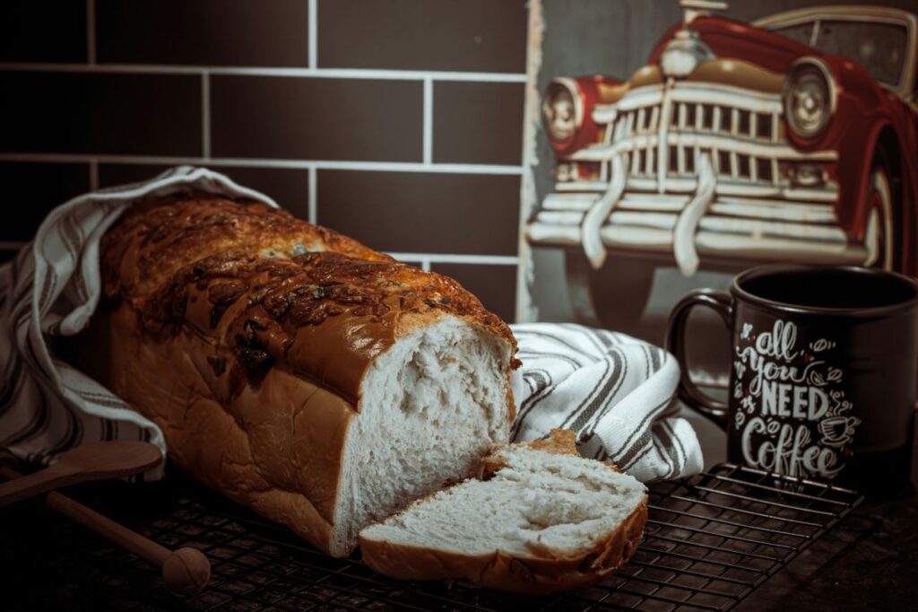una pagnotta di pane con una tazza di caffè