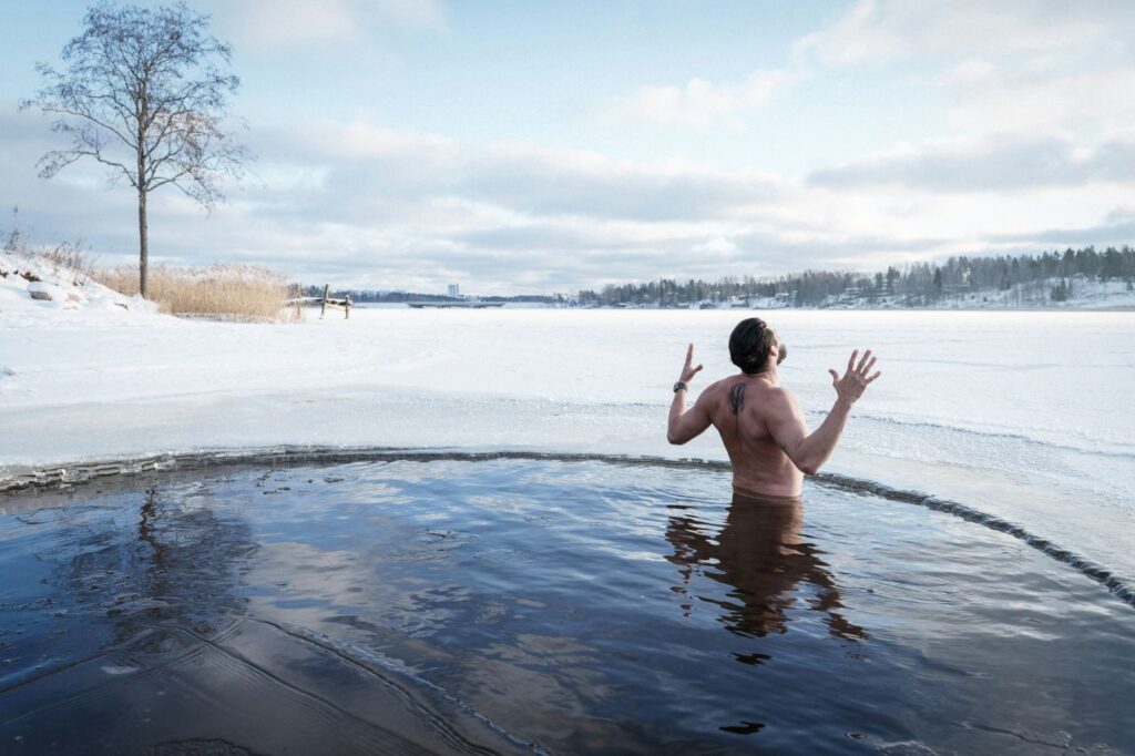 uomo in acqua ghiacciata