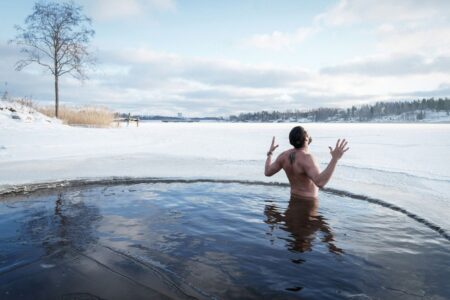 uomo in acqua ghiacciata
